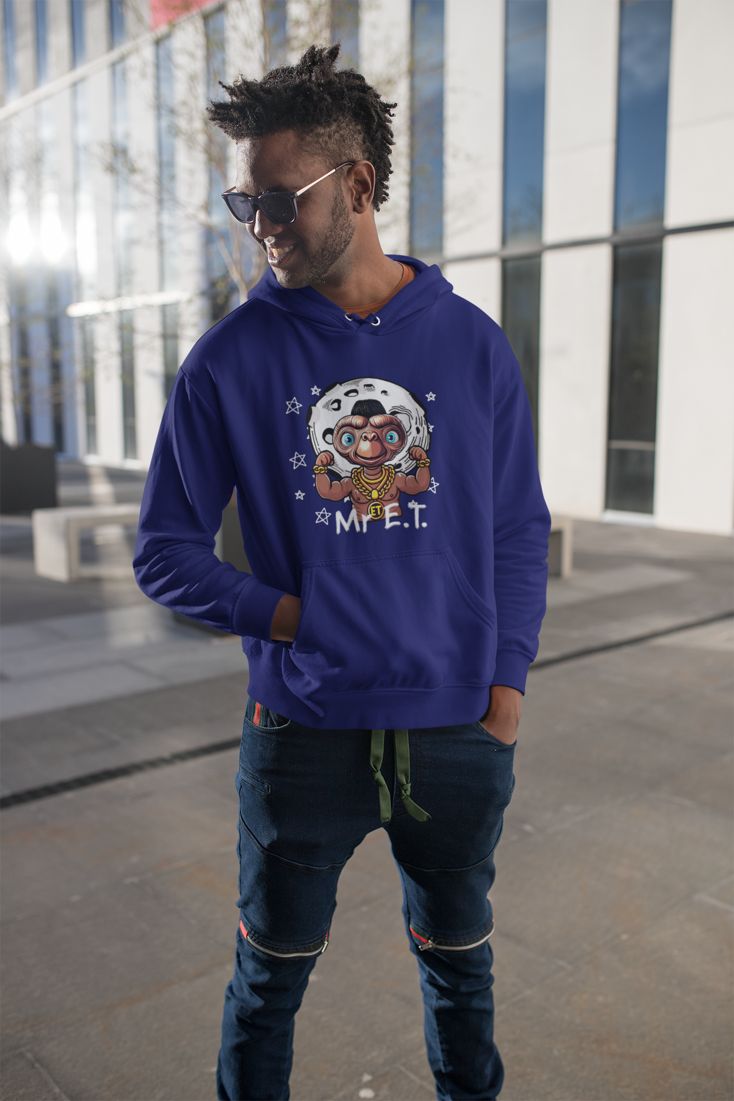 Sudadera "Mr. E.T." - ¡Cuando el extraterrestre favorito se convierte en el más rudo del espacio! 👽💪