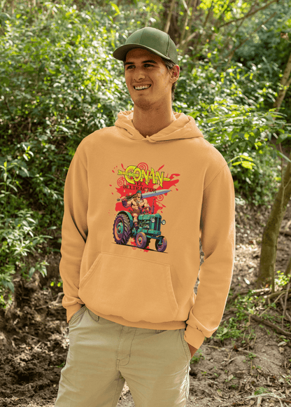 Hombre con sudadera unisex "Conan el Deltractor" de Starway to Helen, mezcla de fantasía épica y humor rural, con diseño de Conan en tractor.