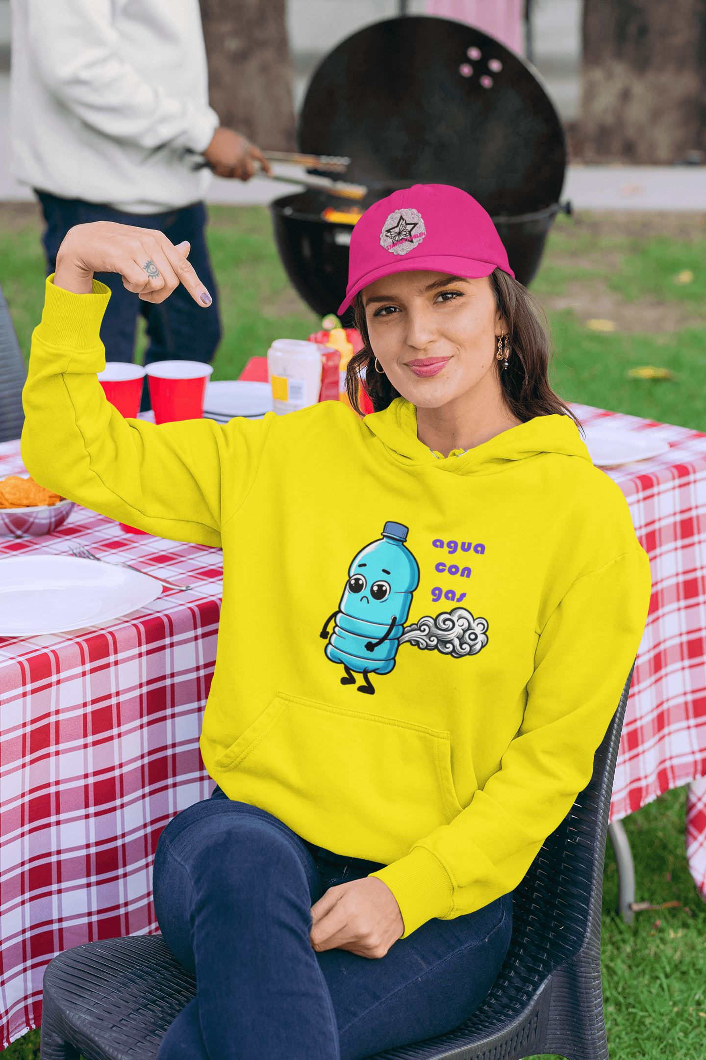 Sudadera "Agua con Gas" - ¡El humor burbujeante que necesitas en tu armario!

¿Eres de los que disfrutan del humor visual y las bromas ligeras? La sudadera "Agua con Gas" es la prenda ideal para ti. Con un diseño simpático y lleno de burbujas, esta sudadera no solo te mantendrá abrigado, sino que también hará reír a todos a tu alrededor. Perfecta para quienes aman el humor sencillo pero efectivo.

Características de la sudadera:
100% algodón, suave y cómoda, ideal para los días frescos.
Divertido diseño que