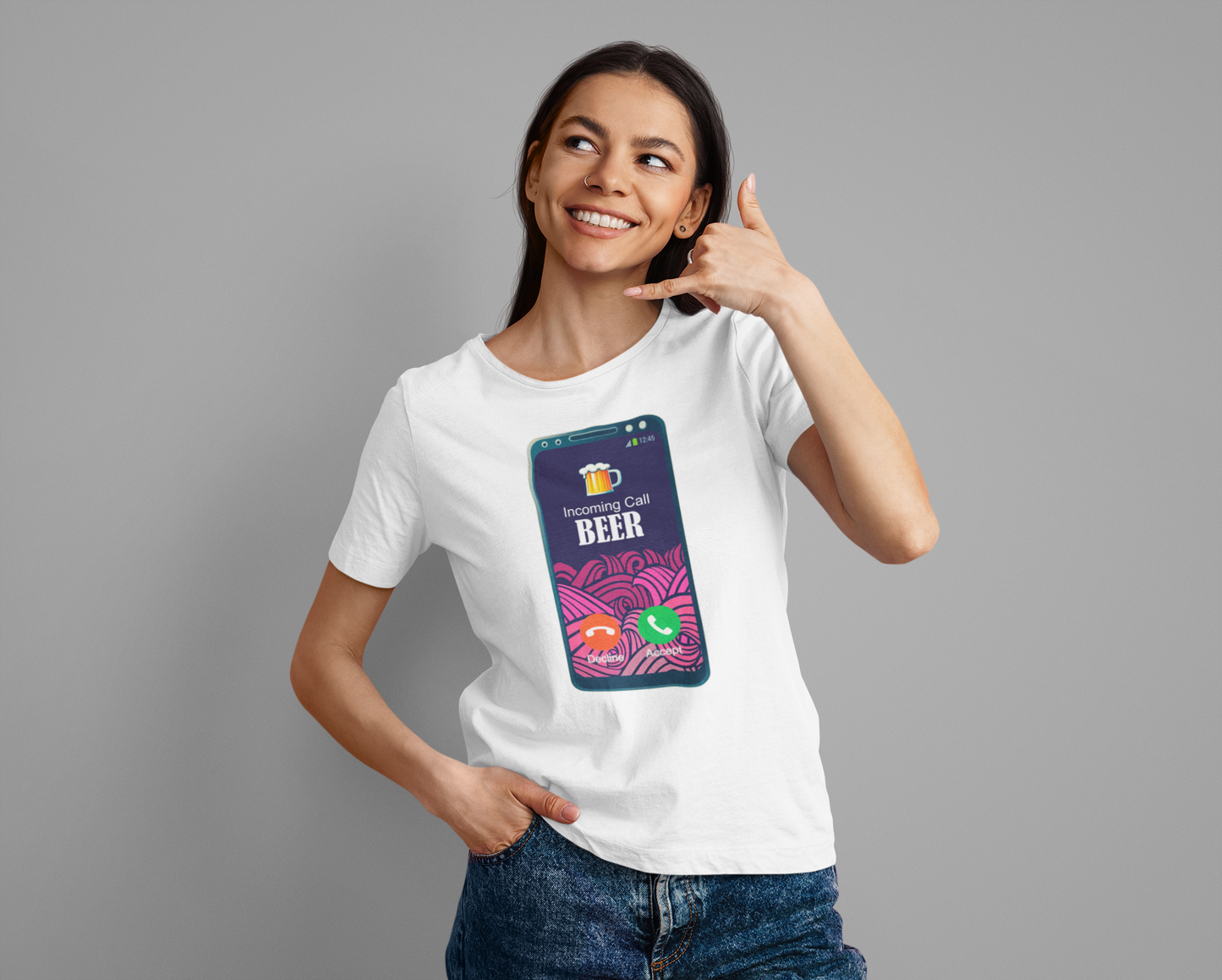 Camiseta "Incoming Call Beer" - Para los que nunca rechazan una cerveza

¡La llamada que siempre querrás contestar! Si eres de los que no pueden decir "no" a una buena cerveza fría, la camiseta "Incoming Call Beer" es justo lo que necesitas. Con un diseño divertido que imita una llamada entrante de tu bebida favorita, esta camiseta es el regalo perfecto para los amantes de la cerveza y del buen humor.

Características de la camiseta:
100% algodón, suave y cómoda para cualquier ocasión.
Divertido diseño con 